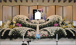 一般葬儀スタンダードプランの花祭壇イメージ